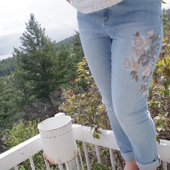 Chico's Embroidered Women's Jeans Ankle - Picture 1 of 7